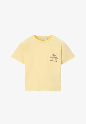 Lichtgele T-shirt met korte mouwen, een ronde hals en een voorzak met een cartoonvis met zonnebril en de tekst "Sardine Siesta".