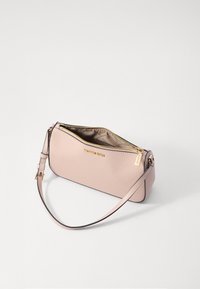 Clutch bag in pelle rosa con texture liscia, hardware dorato e chiusura con zip; presenta una tracolla regolabile e un accento del logo.