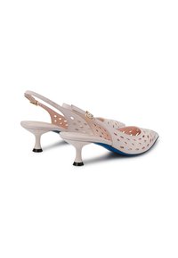 Décolleté in beige chiaro, realizzate in materiale perforato. Caratterizzate da una punta appuntita, piccoli tacchi bianchi e neri, e una fibbia dorata.