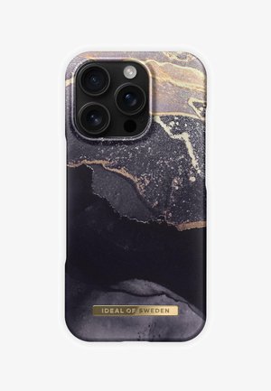 Étui pour téléphone avec un motif en marbre noir et or. Texture lisse avec un logo doré en bas. S'adapte à un modèle de smartphone standard.