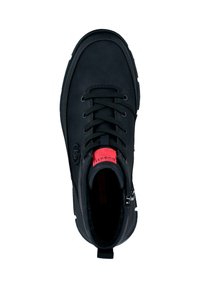 Schwarze Schnürsneaker mit runder Zehenform, rotem Zugband an der Zunge, seitlichem Reißverschluss und Gummisohle.