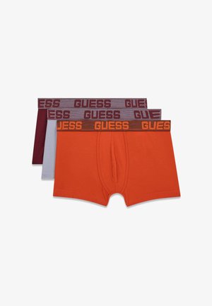 Trois boxers pour hommes en orange, gris clair et bordeaux avec des ceintures élastiques de marque "GUESS" aux couleurs contrastées.
