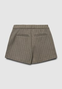 Pantaloni corti marroni a spina di pesce con una vestibilità sartoriale, dotati di due tasche posteriori e di una cintura liscia. Tessuto testurizzato con un motivo classico.