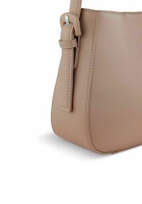 Borsa in pelle beige con un design strutturato, base arrotondata e dettagli cuciti. Presenta una spallina regolabile ben visibile.