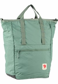 Groene nylon rugzak met een getextureerd oppervlak, twee bovenhandvatten en een voorste ritszak. Bevat een logo-opdruk aan de onderkant.