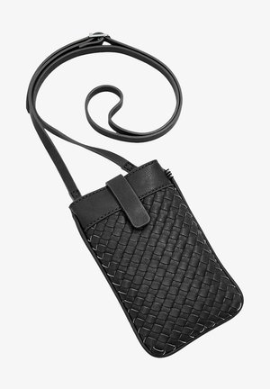 Schwarzes, geflochtenes Leder-Handytäschchen mit flachem Körper, sicherem Klappenverschluss, verstellbarem Riemen und kontrastierender Naht entlang der Kanten.