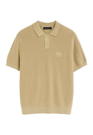 Beige strikpoloshirt med korte ærmer, krave, to knapper og et "Polo Club" logo påsyet venstre bryst.