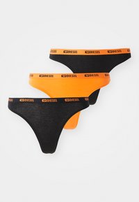 Trois paires de sous-vêtements en string Diesel : une noire, une orange et une noire avec une taille orange. Fabriqués en tissu doux avec des accents de logo.