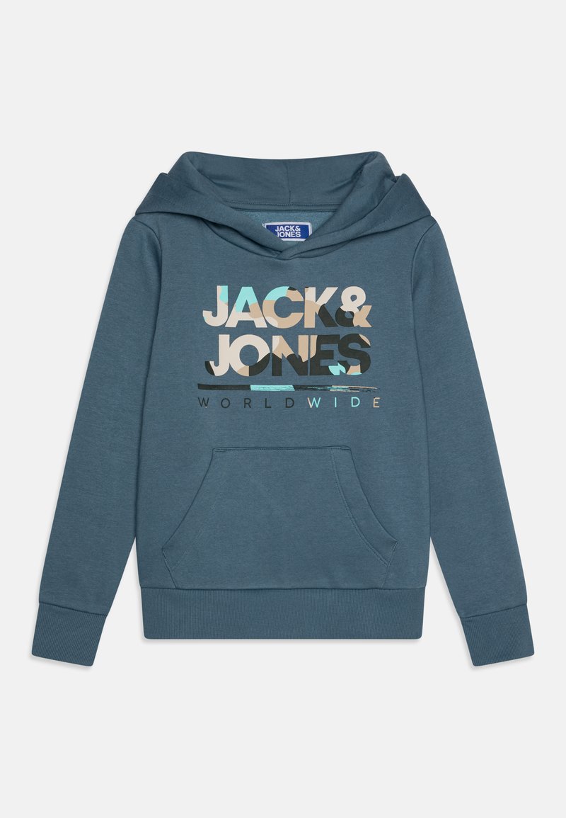Kapuccinos pulóver türkiz színű anyagból, elülső zsebbel. Különböző színű grafikával díszített, amelyen a "JACK & JONES WORLDWIDE" felirat olvasható.