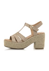 Beige Wildledersandalen mit Plateausohle und einem geflochtenen Jute-Absatz, ausgestattet mit einer offenen Zehenpartie, T-Riemen-Design und verstellbarem Knöchelriemen.