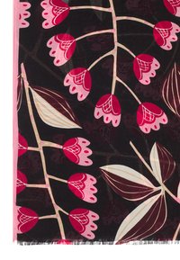 Bufanda floral con grandes flores en tonos rosa y rojo, con patrones intrincados sobre un fondo negro. Los bordes tienen un delicado acabado de flecos en rosa claro.