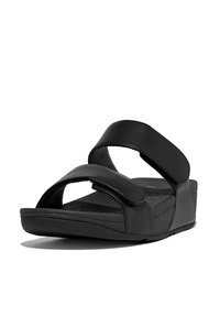 Sandalele negre au două curele late ajustabile, o talpă interioară căptușită și o talpă cu wedge conturată pentru un plus de confort. Materialul este neted și fără modele.