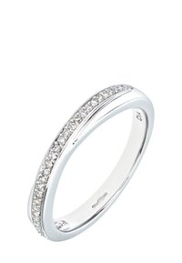 Anillo de oro blanco con una banda lisa y una fila de pequeños diamantes brillantes engastados a lo largo de un borde, acabado pulido y forma redondeada.