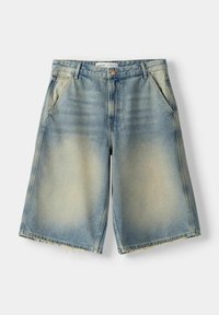 Jeansshorts i ljusblått, med en lös, knälång design, blekta partier, vanliga fickor och fransade kanter. Ingen synlig branding.
