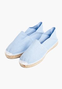 Jasnoniebieskie espadryle z płaskim fasonem, plecione podeszwami z juty oraz białymi dekoracyjnymi przeszyciami wzdłuż brzegów.