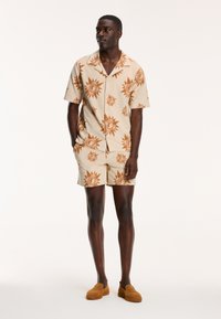 Shiwi Ing - beach beige