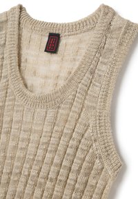 Top sin mangas de punto beige con textura acanalada, escote redondeado y costuras visibles. La etiqueta en el escote muestra el nombre de la marca.