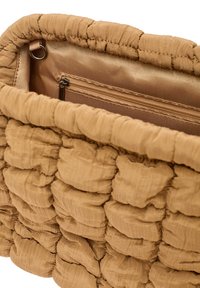 Borsa clutch imbottita di colore beige con un design trapuntato, tessuto testurizzato e una tasca interna con zip per una maggiore organizzazione.