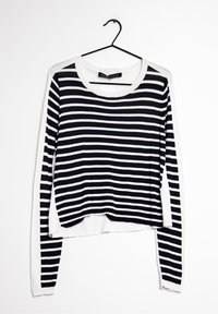 Chemise à rayures noires et blanches à manches longues avec un col rond et un design court. Fabriquée en tissu léger avec un tricot texturé.