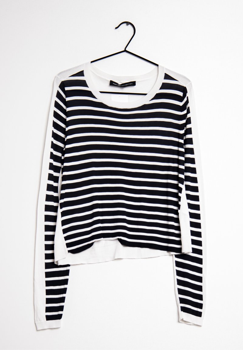 Chemise à rayures noires et blanches à manches longues avec un col rond et un design court. Fabriquée en tissu léger avec un tricot texturé.