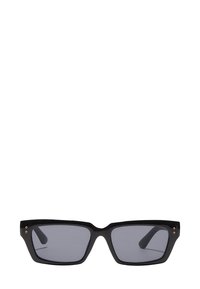 Mustat suorakulmaiset aurinkolasit harmailla linsseillä, paksuilla kehillä ja kultaisilla yksityiskohdilla sivuilla. Ominaisuudet mattapintaisena.