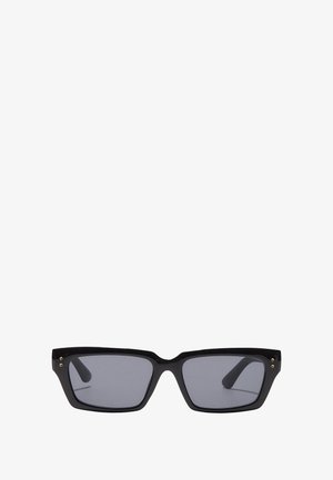 Černé obdélníkové sluneční brýle se šedými skly, silnými obroučkami a zlatými kovovými detaily na stranách. Mají matný povrch.