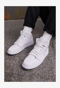 Non selezionato, white