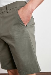 Next RELAXED FIT STRETCH CHINO - Kratke hlače - charcoal grey