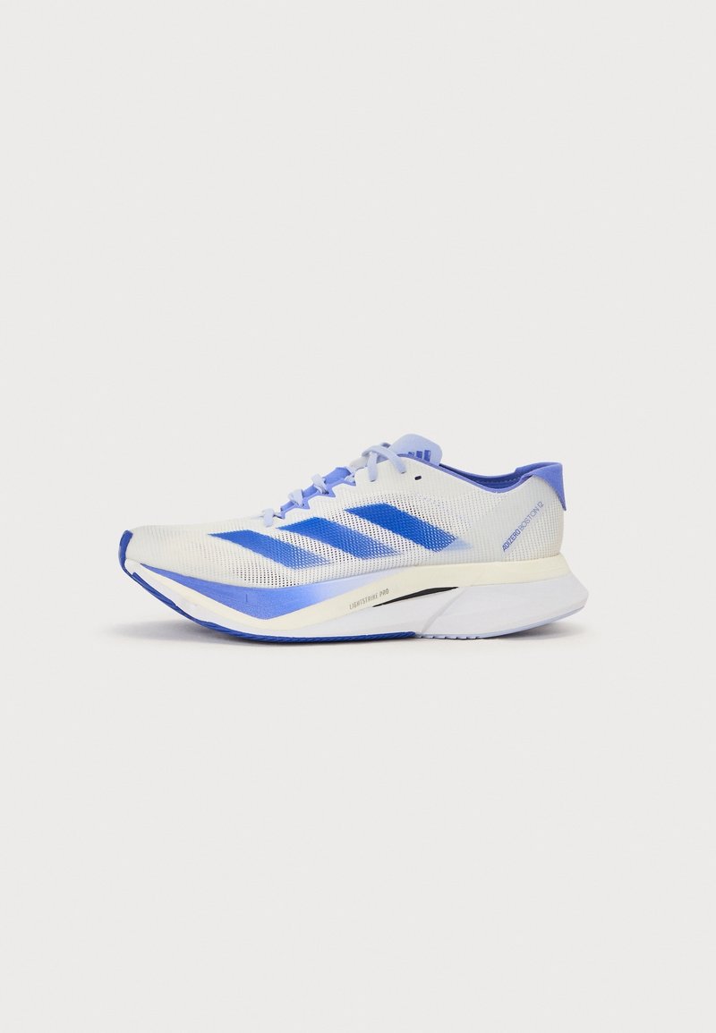 Chaussure de course légère blanche et bleue avec tige en mesh, trois bandes bleues sur le côté et semelle cushioned, vue de côté sur fond uni.