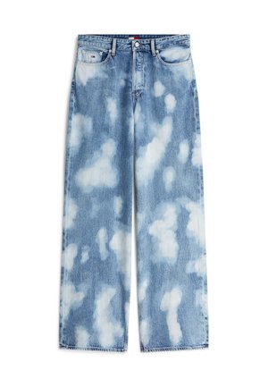 Ανοιχτό μπλε τζιν παντελόνι φαρδύ, με λευκά μοτίβα που μοιάζουν με σύννεφα από λεύκανση, μπροστινές τσέπες, θηλιές για ζώνη και κλείσιμο με κουμπί.