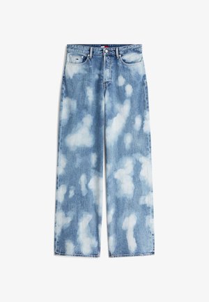 Lyseblå jeans med vide ben, hvide sky-lignende blegepletter, forlommer, bæltestropper og knaplukning.