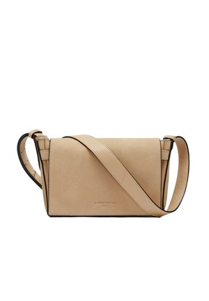 Beige Leder Umhängetasche mit strukturierter Oberfläche, rechteckiger Form, verstellbarem Riemen und schwarzem Rand; mit Logodetail.