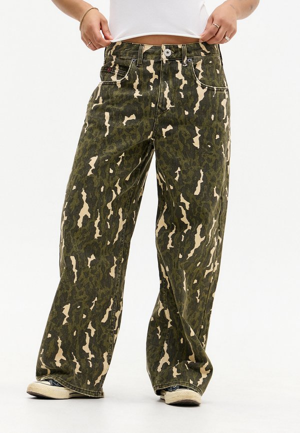 JAYA ANIMAL CAMO - Relaxed fit jeans - khaki
