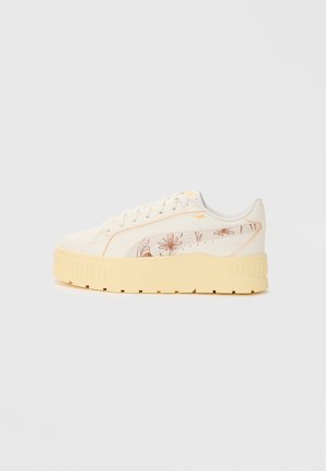 Cremefarbene Sneaker mit floralem Muster in hellem Orange, strukturiertem Obermaterial, runder Zehenpartie und dicker gelber Plattformsohle. Mit Schnürdesign.