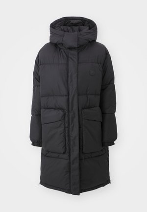Cappotto imbottito nero con cappuccio, dotato di chiusura a zip, due tasche frontali e polsini elasticizzati. Texture liscia con sezioni trapuntate.