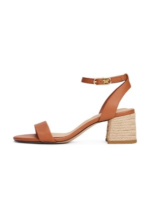 Brun læder sandal med åben tå og ankelrem med guldlås, med en flettet blokhælkappe.