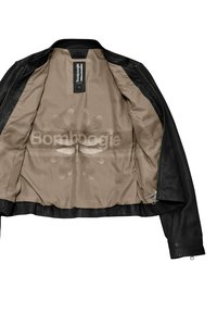 Giacca di pelle nera con fodera beige, caratterizzata da un design di libellula e etichetta del marchio all'interno. Include tasche con zip e una silhouette cropped.