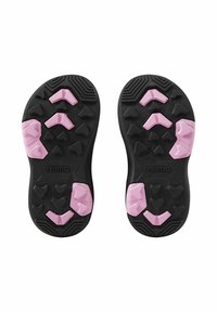 Czarne gumowe podeszwy butów z różowymi akcentami gumowymi. Bieżnik z trójkątnymi i strzałkowymi kształtami dla lepszej przyczepności. Logo marki wyeksponowane.