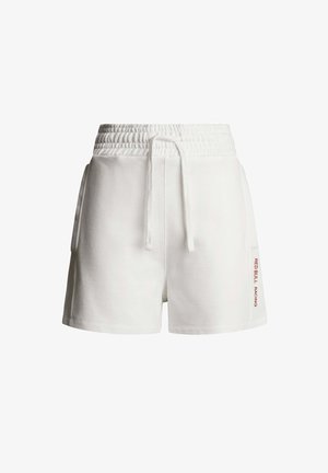 Bijele pamučne kratke hlače s elastičnom trakastom i vezicom. Imaju bočne džepove i tekst "RED BULL RACING" u crvenoj boji na lijevoj nozi.