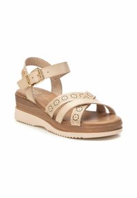 Sandali wedge beige con tacco in legno texturizzato, dotati di cinturini in pelle con design a cut-out e una fibbia dorata per la regolazione.