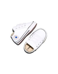 Paire de baskets Converse blanches pour tout-petit avec des lacets, des bouts en caoutchouc et le logo All Star sur le côté, sur un fond blanc.