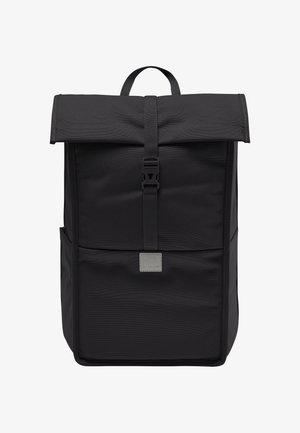 Rugzak van gestructureerde zwarte stof, met een omklapbare bovenkant, een verstelbare schouderband en een vo pocket met een grijze merklabel.