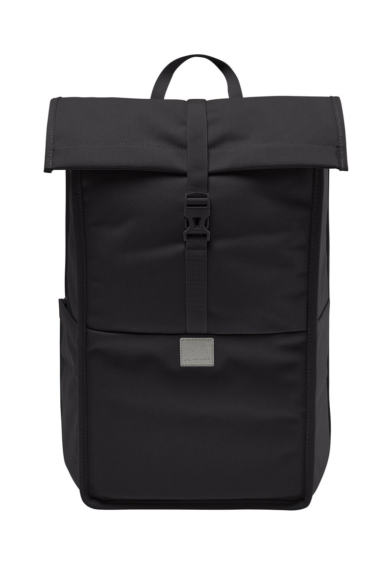 Rucksack aus strukturiertem schwarzem Stoff, mit einem umklappbaren Deckel, verstellbarem Trageriemen und einer Vorderseite mit einer grauen Markenetikett.