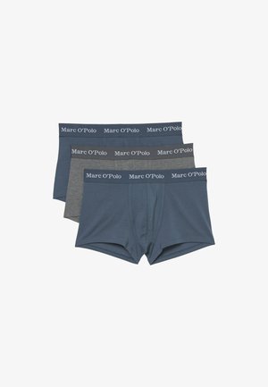 Drei Paar Herren-Boxershorts aus blauem und grauem Stoff, mit elastischen Taillenbündchen und "Marc O'Polo"-Logo, glatte Textur.