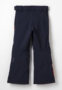 Marineblauwe sneeuwbroek met een ceintuur in de taille, rechte pijpen en versterkte boorden. Bevat een oranje logodetail aan de zijkant en zakken.