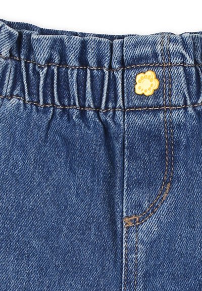 Shorts en denim avec une taille élastique, en tissu bleu, texture subtile, détail de bouton en forme de fleur jaune, et coutures contrastantes.