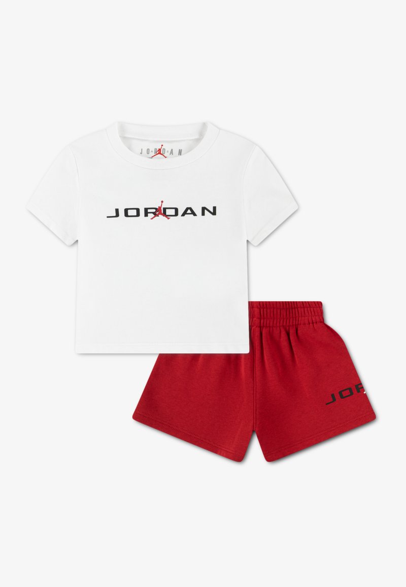 Λευκό βαμβακερό T-shirt με μαύρο λογότυπο "JORDAN" και κόκκινη σιλουέτα. Συνοδεύεται από κόκκινο βαμβακερό σορτς με μαύρη λεπτομέρεια "JORDAN".