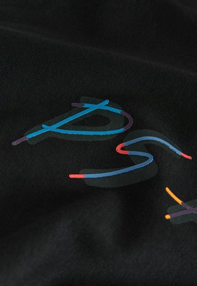 Tissu noir avec les lettres stylisées « DS » en bleu, violet, rouge et orange, soulignées d'un subtil effet d'ombre plus foncée.