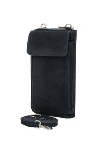 Czarna zamszowa saszetka na telefon z klapkowym zapięciem, srebrnymi okuciami i regulowanym paskiem. Gładka faktura, kompaktowy, prostokątny kształt.