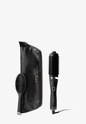 Set d'outils de coiffure noir comprenant une brosse ronde, une brosse cylindrique avec poils, et une trousse noire avec un motif crocodile et des accents dorés.